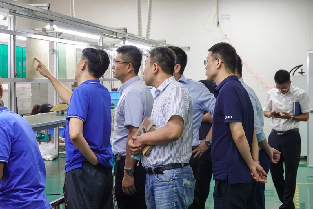热烈欢迎中国电器领域领先企业专家组一行莅临我司参观指导(图4)